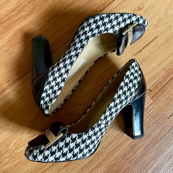 TAHARI 'LUCY' HOUNDSTOOTH B&W PATENT PUMPS EUC - Picture 9 of 13